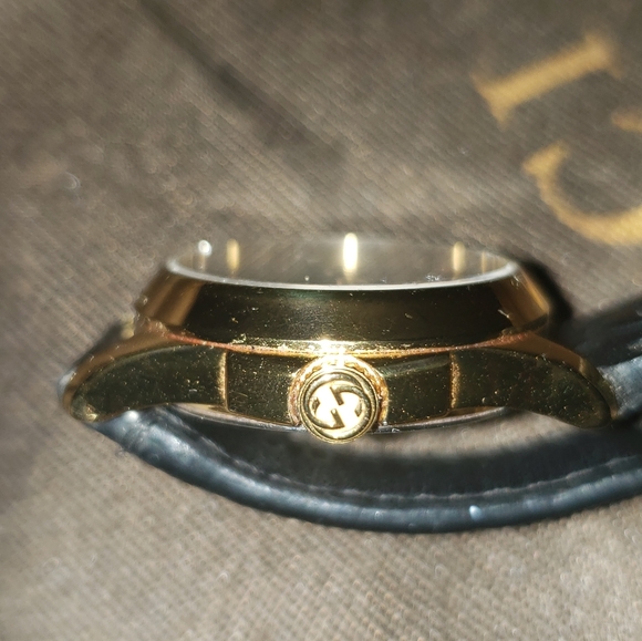G-Timeless Gucci Watch - Picture 3 of 6